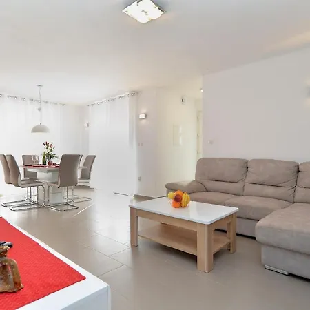 Mit Privatpool Fuer 6 Personen Ca 80 Qm In Barbariga, Istrien Istrische Riviera Holiday home